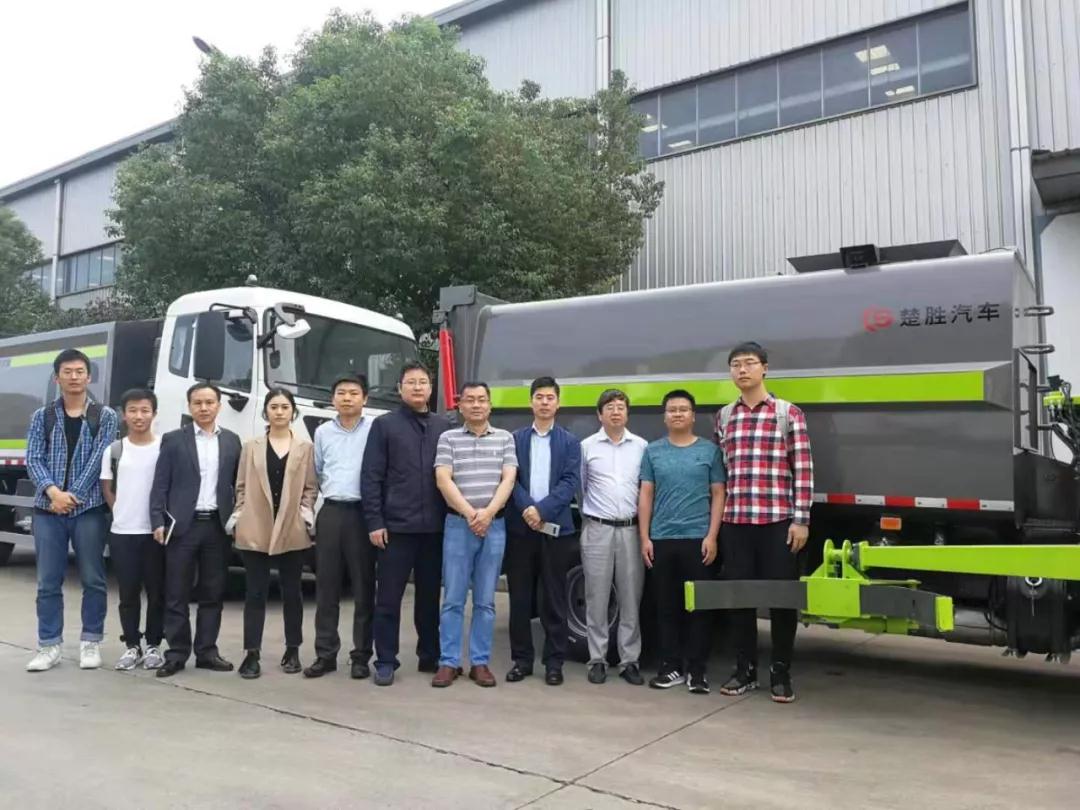 驚艷！“智能機(jī)械臂”自裝卸式垃圾車震撼問世